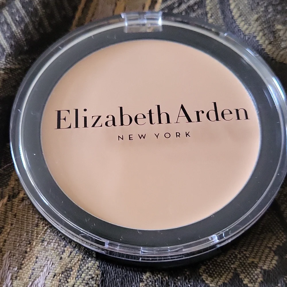 Elizabeth arden One  finish sponge on cream ecru 35 oz will send sponge @25 Each